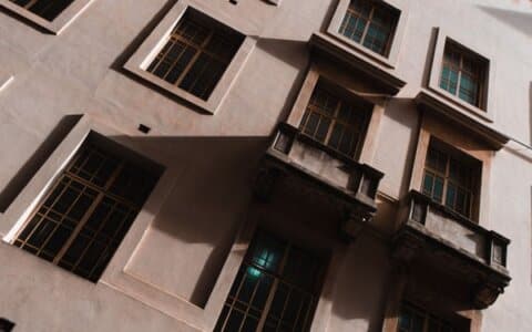 深圳被坠窗砸中男童去世，外墙面坠物已成物管难题